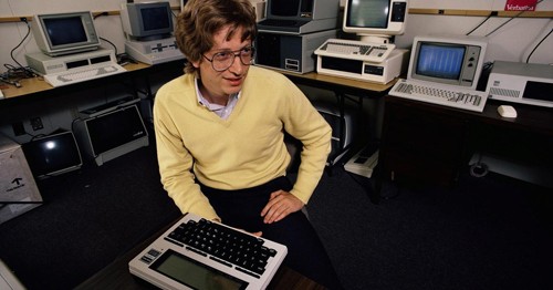 Sau hai năm làm sinh viên, Gates lập một công ty máy tính. 