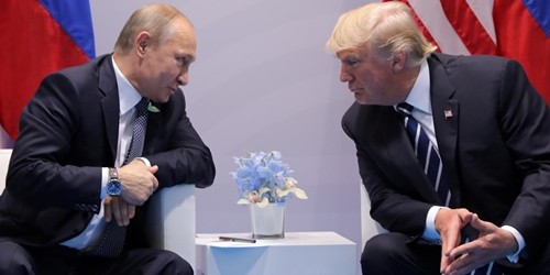 Tổng thống Nga Putin (trái) và Tổng thống Mỹ Trump gặp nhau tại Đức năm 2017. Ảnh: Reuters.