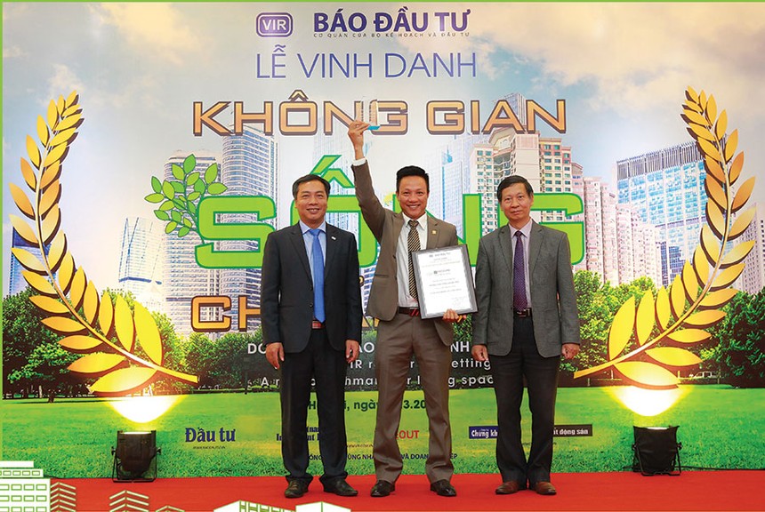 Ông Luk Ban La (giữa), Phó tổng giám đốc CTCP Đầu tư và Xây dựng Phúc Khang nhận Cup vinh danh dự án Diamond Lotus Riverside