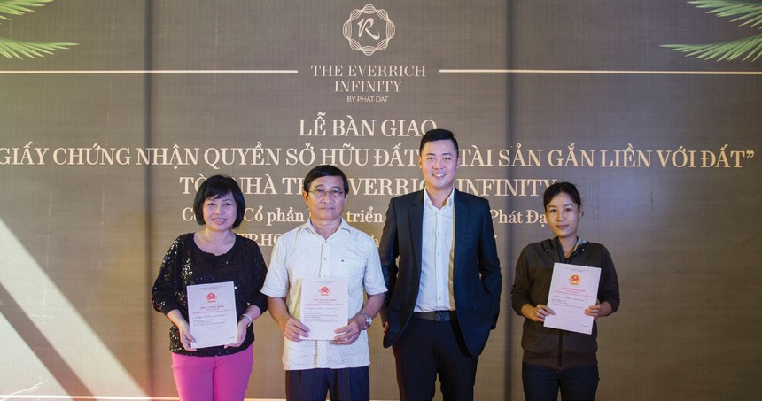 Ông Nguyễn Tấn Danh, Phó chủ tịch HĐQT PDR trao sổ hồng cho cư dân The EverRich Infinity