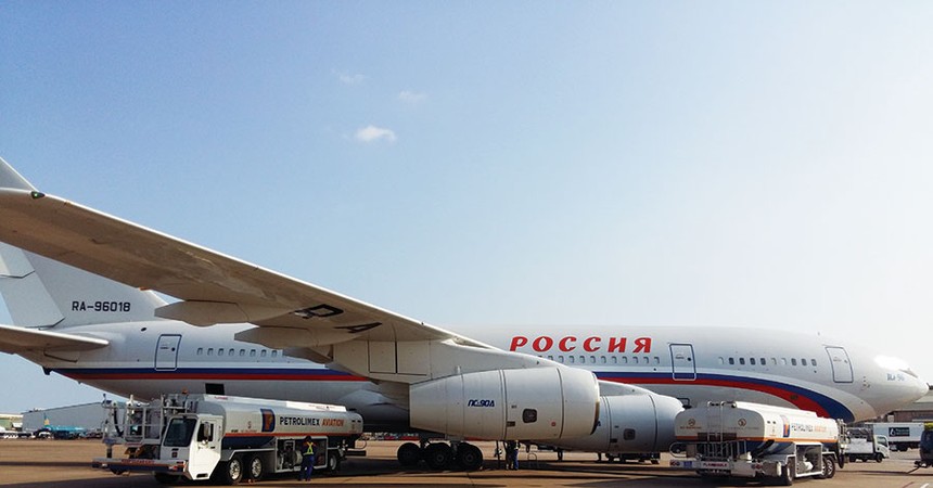 Petrolimex Aviation tra nạp nhiên liệu cho chuyên cơ 
chở Thủ tướng Nga Medvedev tại Sân bay quốc tế Nội Bài.