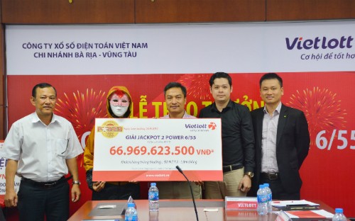 Nữ khách hàng Lâm Đồng nhận giải thưởng gần 67 tỷ đồng hôm 24/4.