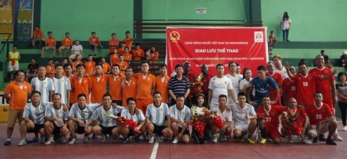 Giao hữu bóng đá cộng đồng người Việt tại Mozambique chào mừng ngày 30/4. Ảnh: ĐSQ