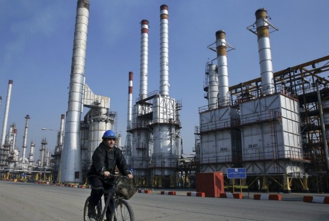 Nhà máy lọc dầu tại Iran