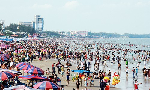 Bãi biển Vũng Tàu đông nghịt người chiều 30/4. Ảnh: Nguyễn Khoa.