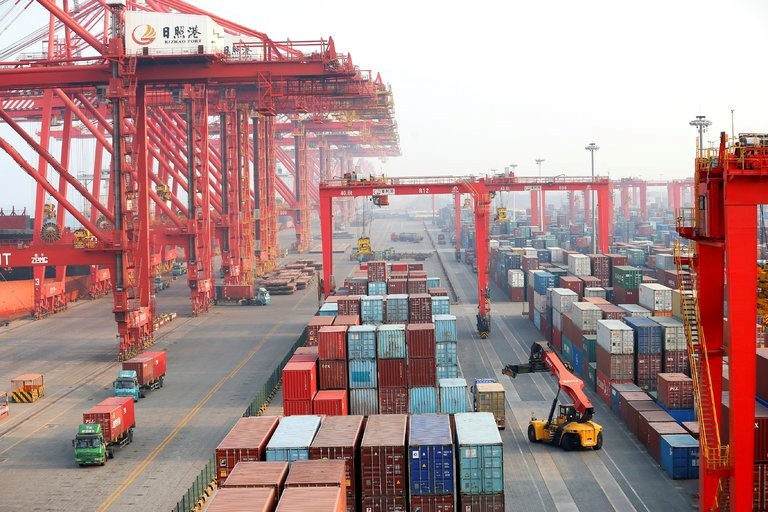 Một cảng container ở tỉnh Sơn Đông phía đông của Trung Quốc. Ảnh: Reuters.