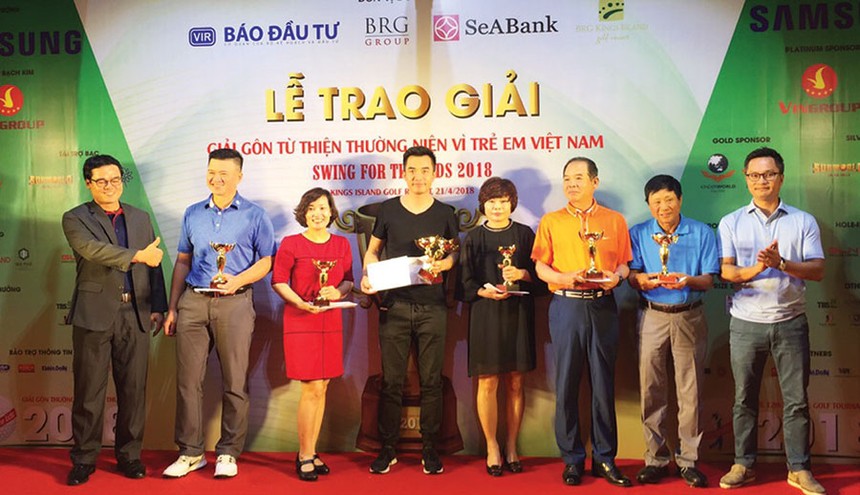 Ông Lê Anh Minh, ngoài cùng bên phải, đại diện nhà tài trợ trao giải cho các vận động viên tham dự giải golf từ thiện Swing for the Kids 2018 do Báo Đầu tư tổ chức