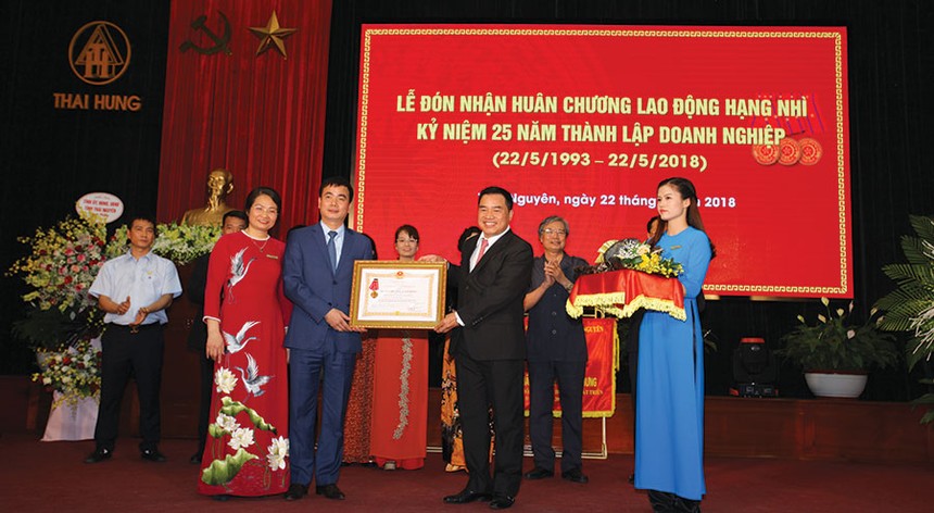 Ông Nguyễn Văn Tuấn (bên trái), Chủ tịch Hội đồng quản trị Thái Hưng thay mặt Công ty đón nhận Huân chương Lao động hạng Nhì