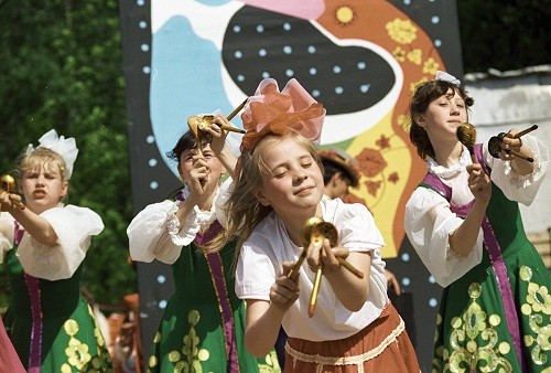 Trẻ em Nga biểu diễn với thìa gỗ. Ảnh: Chernov/RIA Novosti.