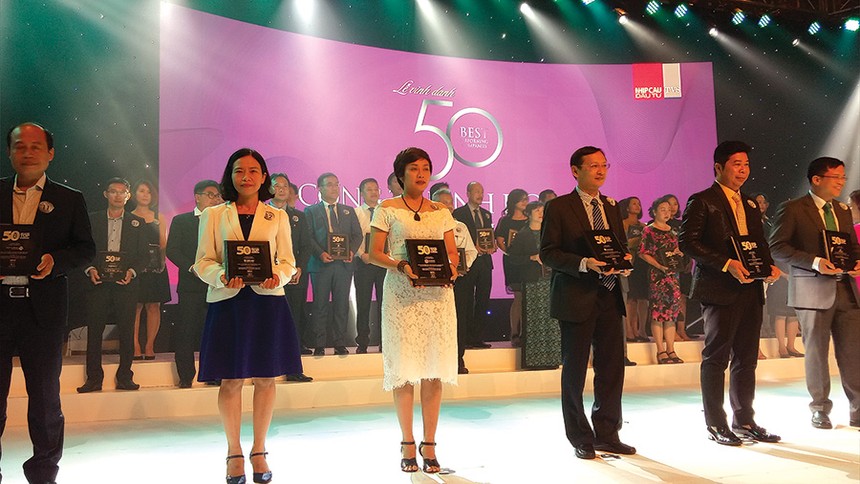 Đại diện Phát Đạt (đứng thứ ba từ trái sang) nhận chứng nhận Top 50 Công ty kinh doanh hiệu quả nhất Việt Nam do Nhịp cầu Đầu tư trao tặng vào ngày 7/6/2018 