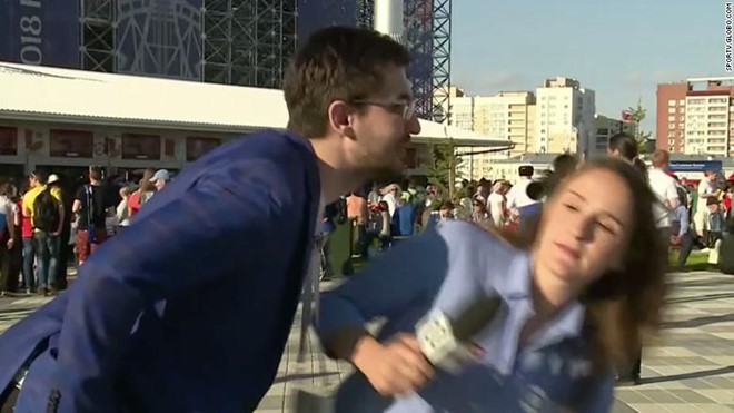Júlia Guimarães tránh nụ hôn của người đàn ông lạ mặt. Ảnh chụp từ clip.