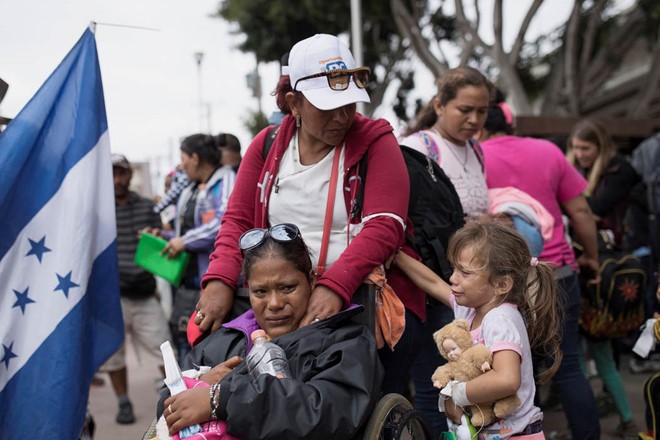 Một đoàn người từ Trung Mỹ đến biên giới Mỹ - Mexico để chờ xin tị nạn. Ảnh: AP.