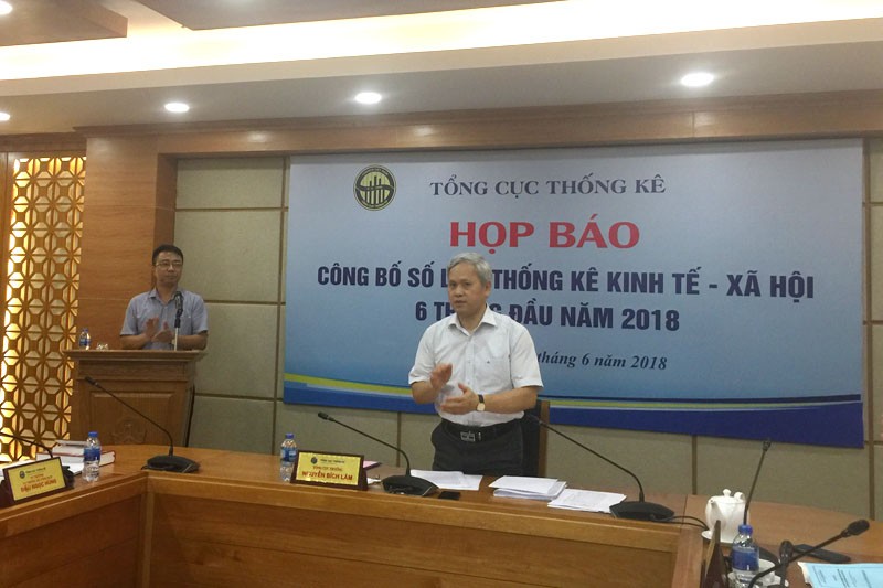 Ông Nguyễn Bích Lâm, Tổng cục trưởng Tổng cục Thống kê chủ trì cuộc họp báo công bố kết quả kinh tế xã hội 6 tháng đầu năm 2018 (Ảnh: Mạnh Bôn)