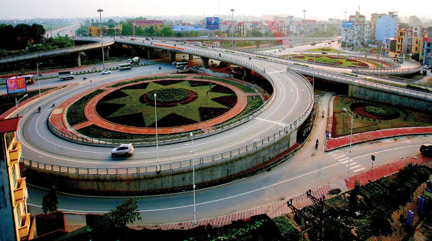 Nhiều cây cầu và các tuyến đường vành đai nối Long Biên với nội đô đã, đang được xây dựng sẽ giúp bất động sản Long Biên "đến gần" hơn với lượng lớn người tiêu dùng. Ảnh: Dũng Minh