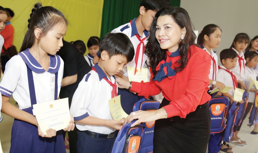 Bà Đặng Thị Kim Oanh luôn dành nhiều tâm huyết cho ngành giáo dục thông qua các hoạt động thiện nguyện như chương trình “Vì mầm xanh tương lai”