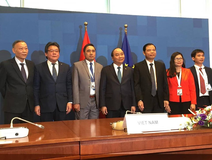 Thủ tướng Nguyễn Xuân Phúc; Phó Thủ tướng, Bộ trưởng Ngoại giao Phạm Bình Minh đã chứng kiến lễ ký kết Hiệp định VPA/FLEGT. 