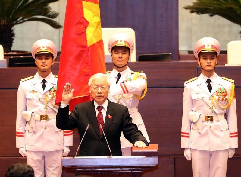 Khoảnh khắc tân Chủ tịch nước Nguyễn Phú Trọng đặt tay lên cuốn Hiến pháp, đứng dưới cờ đỏ sao vàng thiêng liêng của Tổ quốc, tuyên thệ trước Quốc hội, đồng bào và cử tri cả nước là một khoảnh khắc lịch sử