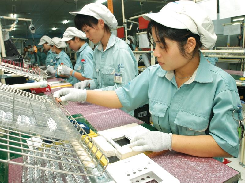 Sản xuất linh kiện tại nhà máy của Công ty Panasonic (Khu công nghiệp Thăng Long, Hà Nội). Ảnh: Đức Thanh