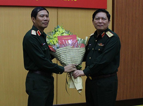 Đại tướng, Bộ trưởng Quốc phòng Ngô Xuân Lịch trao quyết định bổ nhiệm cho Trung tướng Nguyễn Tân Cương. Ảnh: Mod.