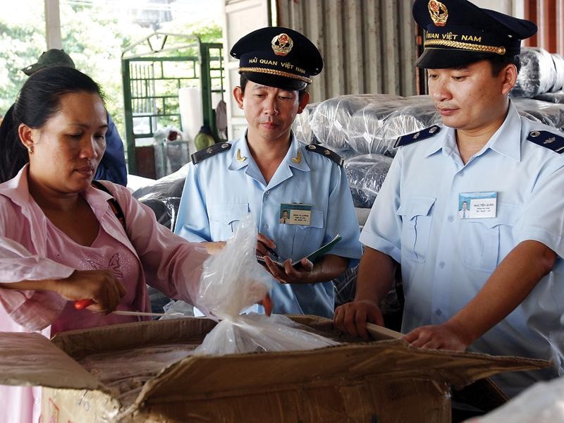Kiểm tra hàng hóa tại cửa khẩu Bắc Luân (Móng Cái, Quảng Ninh). Ảnh: Đức Thanh