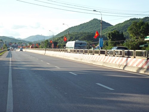 Một đoạn Quốc lộ 18 qua Uông Bí