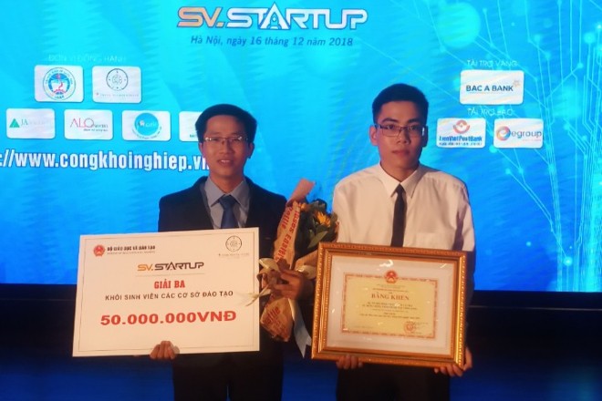 Phan Tấn Khải (trái) nhận giải thưởng trị giá 50 triệu đồng cho dự án nuôi cá tra bằng thảo dược. Ảnh: NVCC.