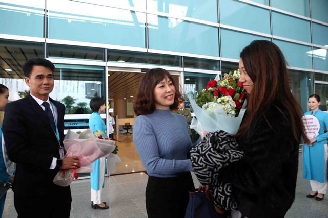 Ngành du lịch TP. Đà Nẵng tặng hoa chào mừng những vị khách đầu tiên đến với thành phố trong ngày đầu năm 2019.