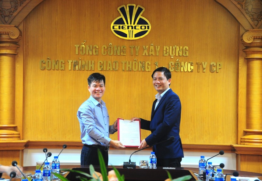 Chủ tịch HĐQT Nguyễn Ngọc Hòa trao quyết định bổ nhiệm Tổng giám đốc cho ông Ngô Bá Toản