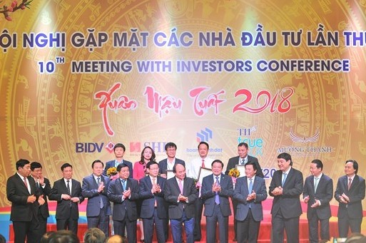 Dưới sự chứng kiến của Thủ tướng Chính phủ và Lãnh đạo các Ban, Bộ, ngành Trung ương, lãnh đạo tỉnh Nghệ An đã trao Giấy chứng nhận Đăng ký đầu tư cho 9 dự án và ký kết 16 thỏa thuận ghi nhớ, hợp tác đầu tư vào Nghệ An với tổng số vốn hơn 13.000 tỷ đồng tại Hội nghị Xúc tiến đầu tư lần thứ 10 của năm 2018