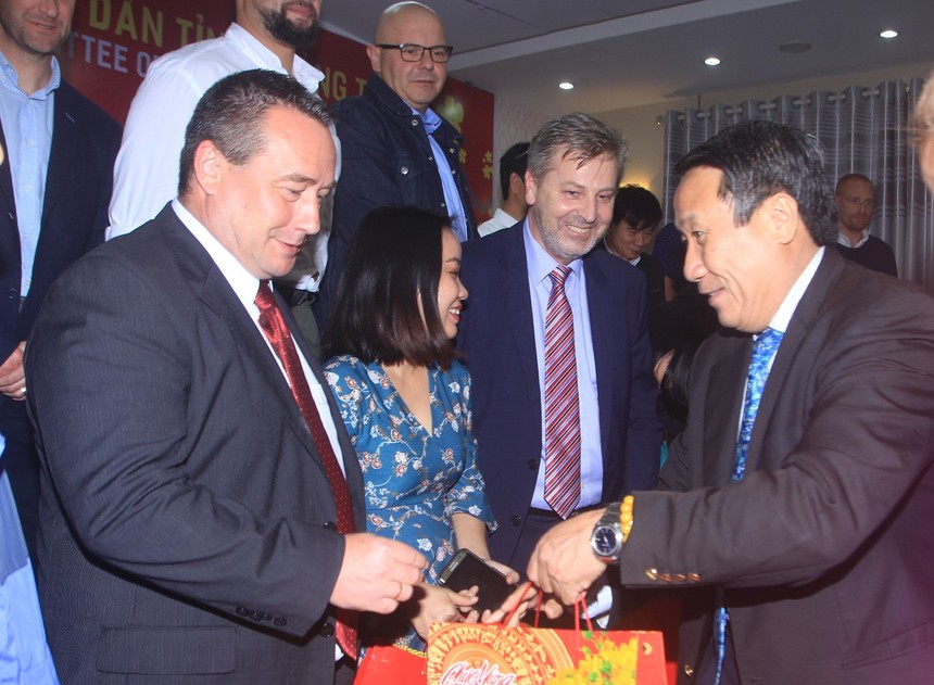 Ông Hà Sỹ Đồng, Phó chủ tịch UBND tỉnh Quảng Trị tặng quà cho các chuyên gia, tình nguyện viên nước ngoài tại Quảng Trị.