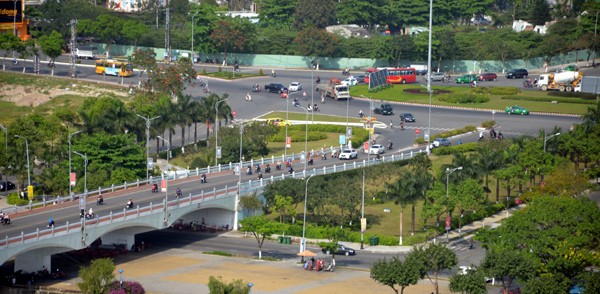 Mạng lưới giao thông Đà Nẵng đang bắt đầu quá tải và rối rắm khi lượng xe cá nhân xuất hiện nhiều