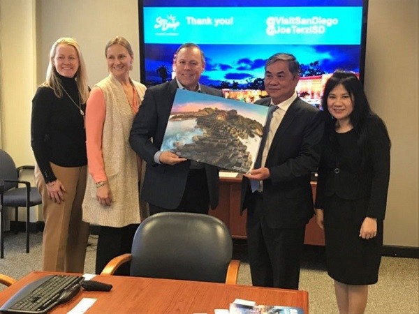 Ông Nguyễn Chí Hiến giới thiệu về niềm năng du lịch của Phú Yên với ngài Joe Terzi, Chủ tịch và Giám đốc điều hành Cục Du lịch San Diego thông qua danh thắng độc đáo quốc gia Gành Đá Dĩa
