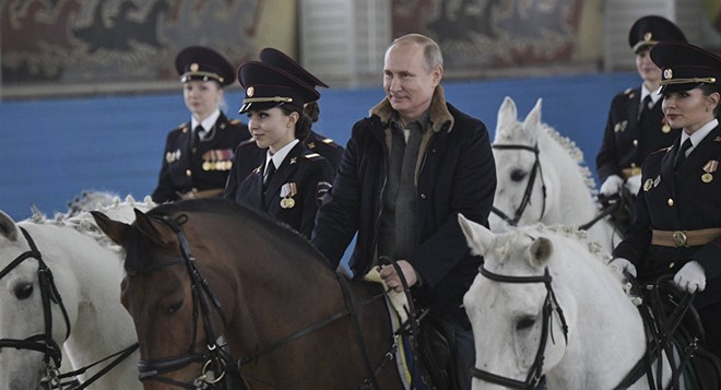 Tổng thống Nga Vladimir Putin cưỡi ngựa cùng với các nữ cảnh sát để chúc mừng họ nhân Ngày Quốc tế Phụ nữ sắp tới tại Moscow. Ảnh: Sputnik.