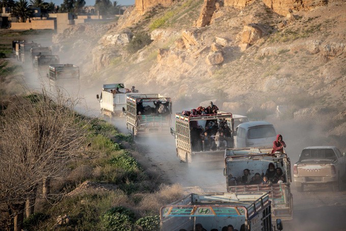 Đoàn người di tản khỏi làng Baghouz, căn cứ cuối cùng của IS tại Syria, trong ngày 3/3. Ảnh: Reuters.