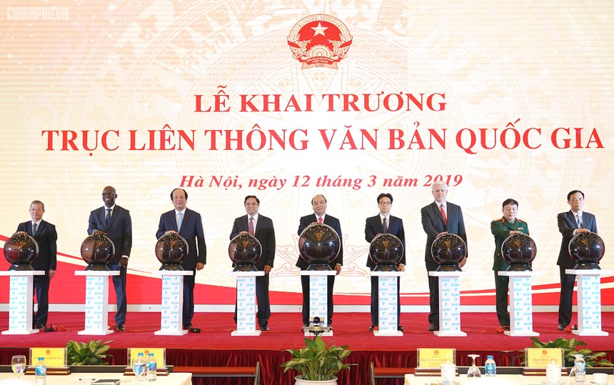 Thủ tướng Chính phủ Nguyễn Xuân Phúc cùng các vị lãnh đạo thực hiện nghi thức khai trương Trục liên thông văn bản quốc gia (Ảnh VGP)