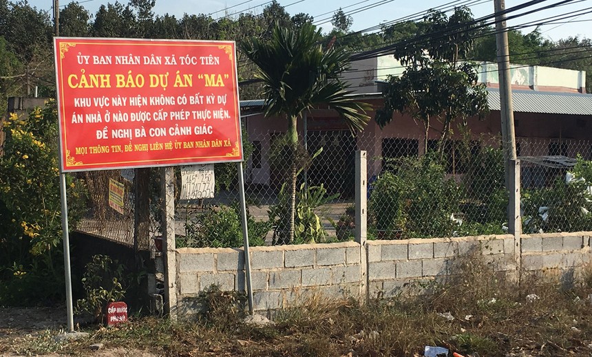 Chính quyền xã Tóc Tiên, thị xã Phú Mỹ phải đặt biển cảnh báo dự án “ma” để cảnh báo người dân, nhà đầu tư. Ảnh: TrọngTín 