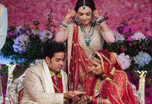 Bà Nita Ambani cùng con trai Akash Ambani và con dâu Shloka Mehta tại hôn lễ hồi đầu tháng. Ảnh: Instagram