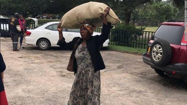 Bà Dilon đi bộ gần 10 km với một bao tải đồ viện trợ trên đầu để đem đến cho những người phải di dời bởi cơn bão Cyclone Idai.