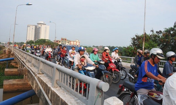 Quốc lộ 25 điểm đầu tại Phú Yên với khổ đường hẹp đang như nút thắt cổ chai vào TP. Tuy Hòa nên thường xuyên xảy ra ùn tắc