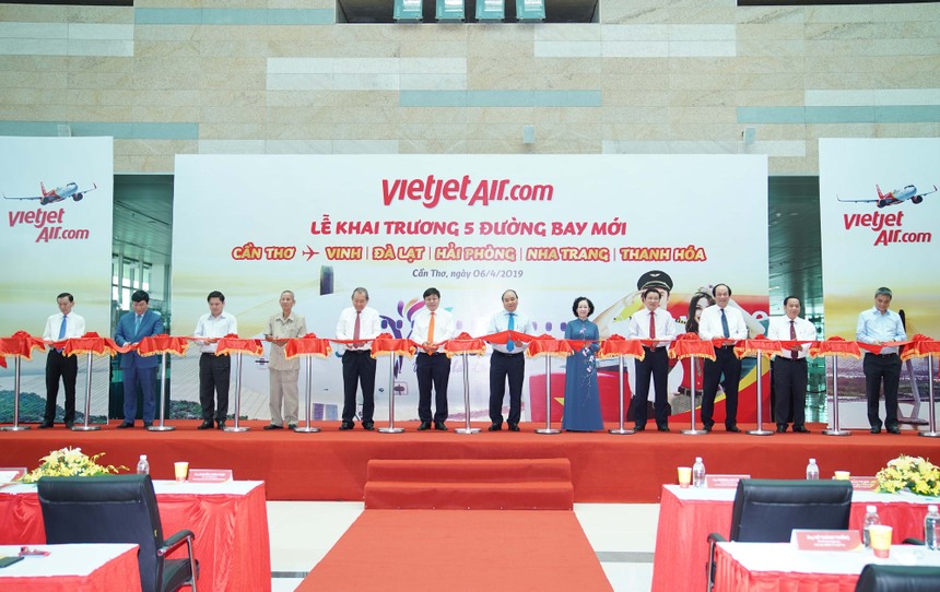 Thủ tướng Chính phủ Nguyễn Xuân Phúc chứng kiến Vietjet khai trương 05 đường bay mới đi, đến Cảng Hàng không Quốc tế Cần Thơ