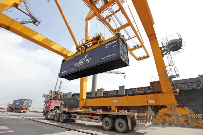Hệ thống cảng biển và logistics của Việt Nam cần được đầu tư phát triển bài bản để đáp ứng những mục tiêu mà các chiến lược phát triển kinh tế biển đã đề ra.
