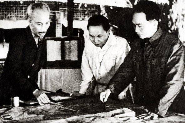 Chủ tịch Hồ Chí Minh và đồng chí Trường Chinh (giữa) và đồng chí Võ Nguyên Giáp quyết định mở Chiến dịch Điện Biên Phủ