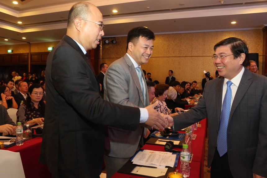 Chủ tịch UBND TP.HCM bắt tay cùng các doanh nghiệp ngoại. (ảnh Lê Toàn)