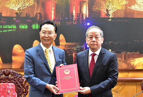 Chủ tịch Phan Ngọc Thọ trao giấy chứng nhận đăng ký đầu tư cho đại diện Công ty Billion Max Việt Nam