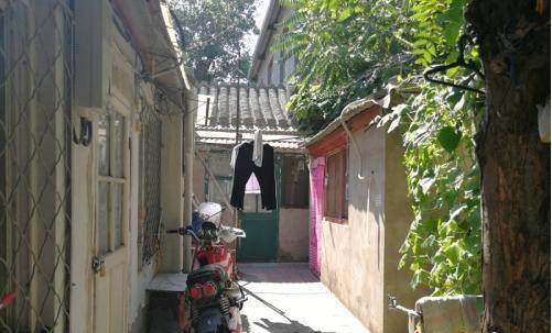 Lối vào chật hẹp của ngôi nhà cổ. Ảnh: Chinanews.