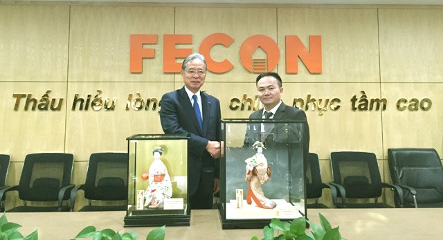 Ông Phạm Việt Khoa, Chủ tịch FECON (bên phải) và ông Kazuo Suzuki, Chủ tịch Tập đoàn Raito Kogyo bắt tay ghi dấu cho sự hợp tác giữa hai bên