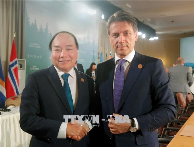 Thủ tướng Nguyễn Xuân Phúc gặp Thủ tướng Italy Giuseppe Conte trong chương trình tham dự Hội nghị Thượng đỉnh Nhóm các nước công nghiệp phát triển hàng đầu thế giới (G7) mở rộng và thăm Canada, ngày 9/6/2018, tại thành phố Charlevoix, Canada (Ảnh: TTXVN)