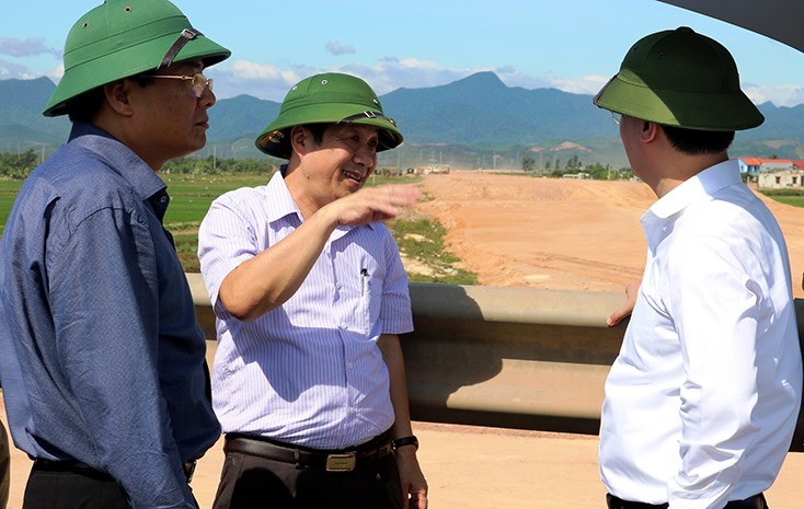 Thứ trưởng Bộ KH&ĐT Nguyễn Đức Trung kiểm tra thực địa công trình đường nối cầu Nhật Lệ 2 với đường Hồ Chí Minh.