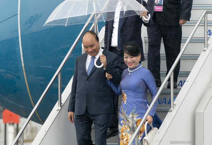 Thủ tướng và Phu nhân đến sân bay quốc tế Kansai, Osaka dự Hội nghị G20. Ảnh: VGP/Quang Hiếu