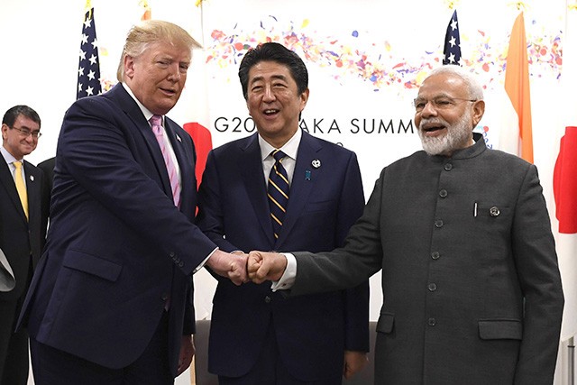 Tổng thống Mỹ Donald Trump, Thủ tướng Nhật Bản Shinzo Abe và Thủ tướng Ấn Độ Narendra Modi bắt tay trước khi diễn ra cuộc gặp ba bên